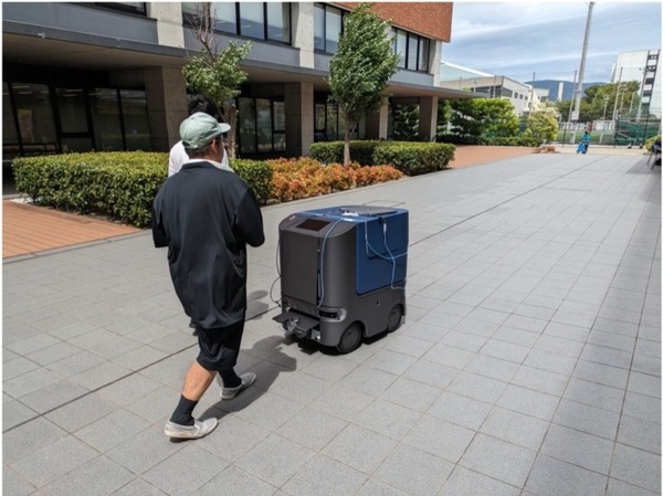 自動配送ロボットで近畿大学とHakobotが共同研究　常設運行に向けて大学構内で冷えたミネラルウォーターを配布配送実験