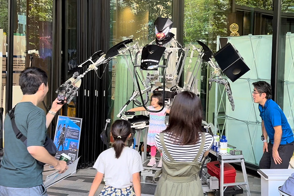 ロボットと触れあい 子ども達の笑顔あふれる「ちょっと先のおもしろい未来」(ちょもろー) 開催レポート