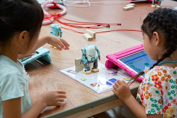 ロボットと触れあい 子ども達の笑顔あふれる「ちょっと先のおもしろい未来」(ちょもろー) 開催レポート