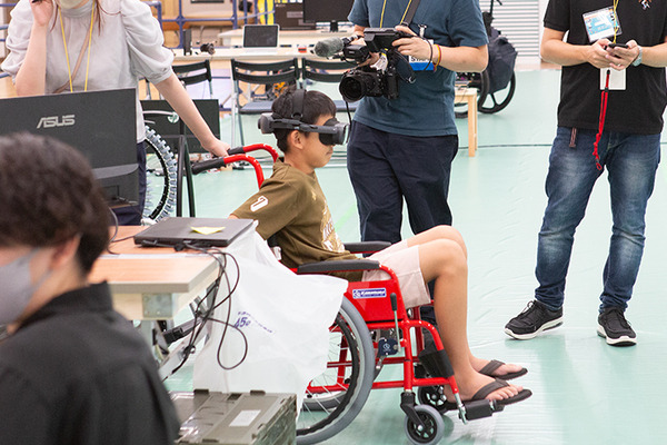 ロボットと触れあい 子ども達の笑顔あふれる「ちょっと先のおもしろい未来」(ちょもろー) 開催レポート