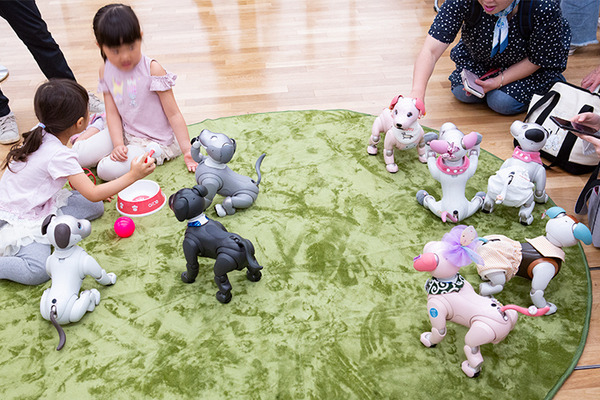 ロボットと触れあい 子ども達の笑顔あふれる「ちょっと先のおもしろい未来」(ちょもろー) 開催レポート