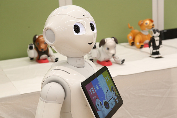 ロボットと触れあい 子ども達の笑顔あふれる「ちょっと先のおもしろい未来」(ちょもろー) 開催レポート
