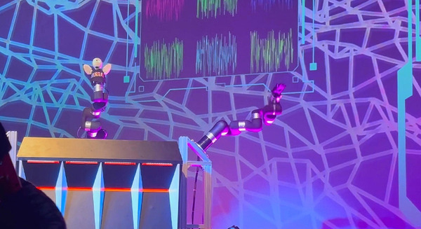 ALSの武藤将胤さんが視線でDJ、脳波でロボットアームを動かす　車椅子ダンサー神原さんとOriHime、圧巻のダンスパフォーマンスを披露