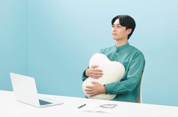 新たな癒やしの休憩体験「呼吸するクッション fufuly」東大が研究、JT/博報堂/ユカイ工学が共同開発、10月にクラウドファンディング