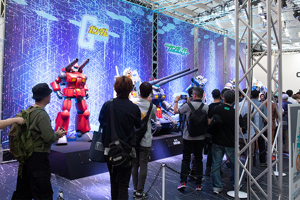【速報】機動戦士ガンダム「GUNDAM NEXT FUTURE -EAST-」東京開幕！巨大シアターでメタバース体験、ガンプラバトルVRなど見どころや来場者特典を紹介