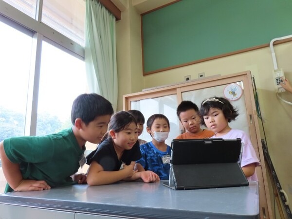 テレプレゼンスロボットで給食室を模擬探検！取手市が子どもたちの食への関心を高めるICT×食育授業を実施　
