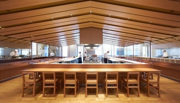 羽田空港内のレストランで自動除菌ロボットを導入　人による作業より効率的な成果を実証試験で確認