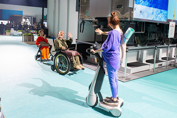 「ジャパンモビリティショー2023」見どころレポート(2) 未来のモビリティに出会い、バーチャル試乗体験も　モビリティ・ロボット編