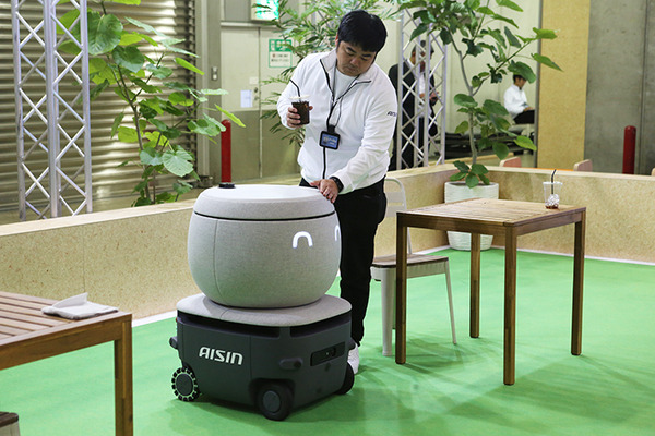 「ジャパンモビリティショー2023」見どころレポート(2) 未来のモビリティに出会い、バーチャル試乗体験も　モビリティ・ロボット編