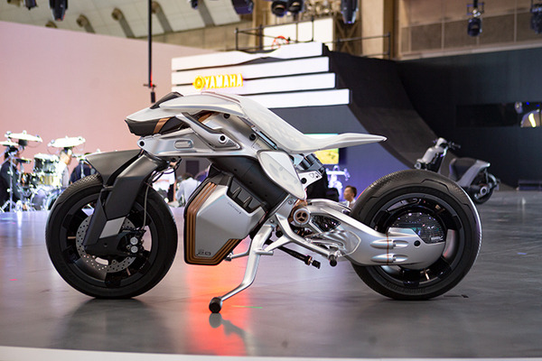 ヤマハ発が倒れず自律走行するバイク新型「モトロイド2」を公開　バランス制御/ジェスチャー操作など進化ポイントまとめ