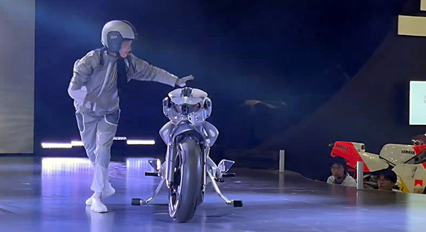 ヤマハ発が倒れず自律走行するバイク新型「モトロイド2」を公開　バランス制御/ジェスチャー操作など進化ポイントまとめ