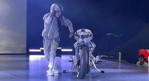 ヤマハ発が倒れず自律走行するバイク新型「モトロイド2」を公開　バランス制御/ジェスチャー操作など進化ポイントまとめ