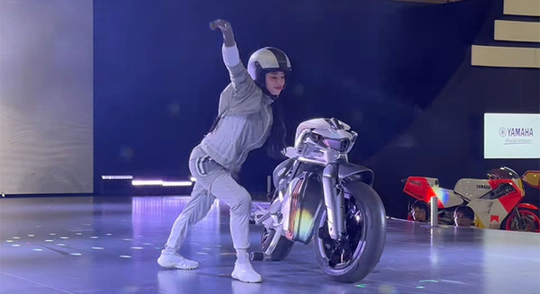 ヤマハ発が倒れず自律走行するバイク新型「モトロイド2」を公開　バランス制御/ジェスチャー操作など進化ポイントまとめ