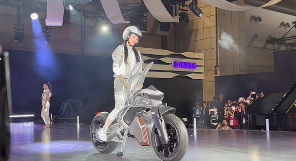 ヤマハ発が倒れず自律走行するバイク新型「モトロイド2」を公開　バランス制御/ジェスチャー操作など進化ポイントまとめ