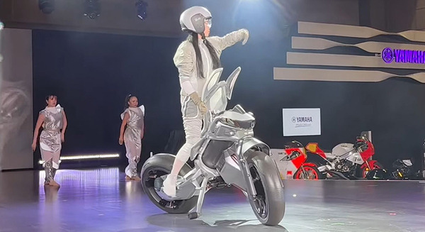 ヤマハ発が倒れず自律走行するバイク新型「モトロイド2」を公開　バランス制御/ジェスチャー操作など進化ポイントまとめ