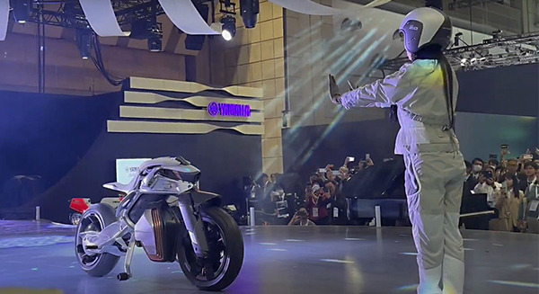 ヤマハ発が倒れず自律走行するバイク新型「モトロイド2」を公開　バランス制御/ジェスチャー操作など進化ポイントまとめ
