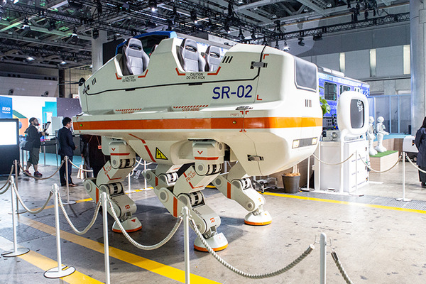 SF映画のような巨大「4人乗り4足歩行型ライド」の新型を公開、乗車体験してみた！ V-Sido搭載、天神氏の外装デザインで超進化