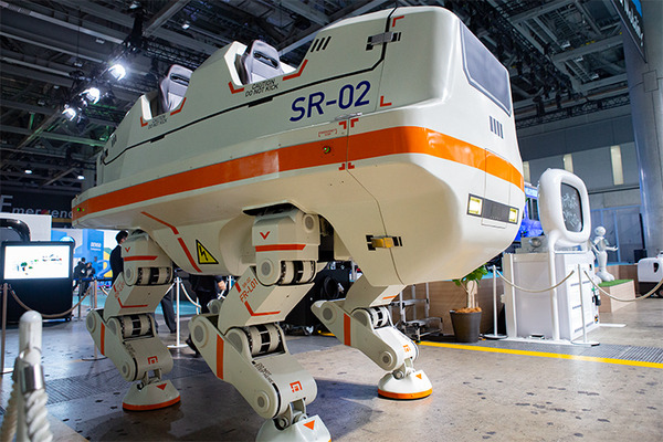 SF映画のような巨大「4人乗り4足歩行型ライド」の新型を公開、乗車体験してみた！ V-Sido搭載、天神氏の外装デザインで超進化