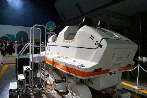 SF映画のような巨大「4人乗り4足歩行型ライド」の新型を公開、乗車体験してみた！ V-Sido搭載、天神氏の外装デザインで超進化