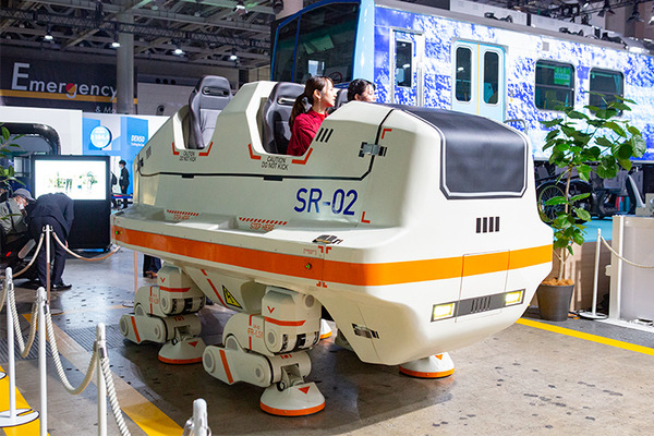 SF映画のような巨大「4人乗り4足歩行型ライド」の新型を公開、乗車体験してみた！ V-Sido搭載、天神氏の外装デザインで超進化