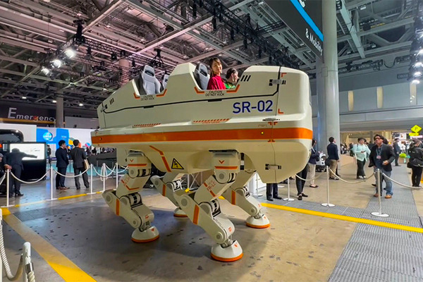 SF映画のような巨大「4人乗り4足歩行型ライド」の新型を公開、乗車体験してみた！ V-Sido搭載、天神氏の外装デザインで超進化