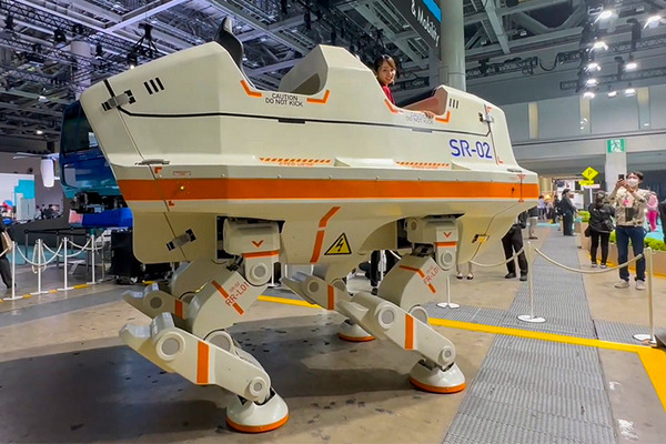 SF映画のような巨大「4人乗り4足歩行型ライド」の新型を公開、乗車体験してみた！ V-Sido搭載、天神氏の外装デザインで超進化