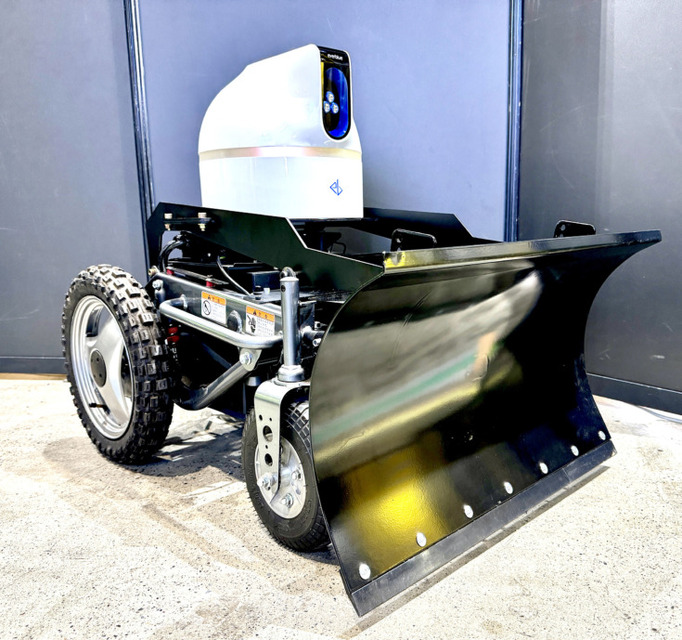 広い敷地をパワフルに除雪 新型の無人自動EVモビリティ「除雪ドローン」を開発　スズキ製ユニット採用　モビリティショーで展示