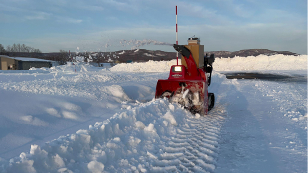 広い敷地をパワフルに除雪 新型の無人自動EVモビリティ「除雪ドローン」を開発　スズキ製ユニット採用　モビリティショーで展示