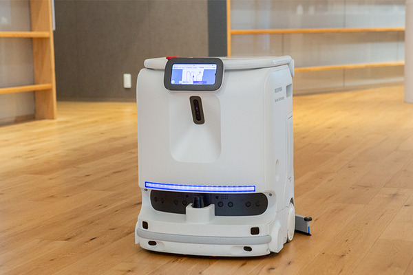 アイリスオーヤマ 自社開発の法人向けDX水拭き清掃ロボット「BROIT」発表！目標は2027年度 清掃ロボット売上1,000億円超へ