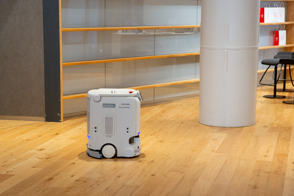 アイリスオーヤマ 自社開発の法人向けDX水拭き清掃ロボット「BROIT」発表！目標は2027年度 清掃ロボット売上1,000億円超へ
