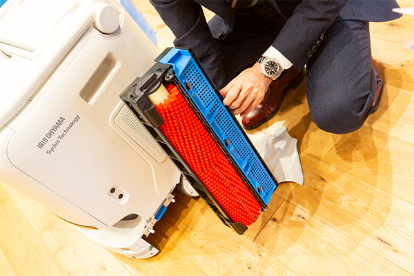 アイリスオーヤマ 自社開発の法人向けDX水拭き清掃ロボット「BROIT」発表！目標は2027年度 清掃ロボット売上1,000億円超へ