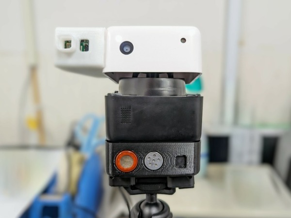 顔認証して勤怠管理するエッジAIロボット「Care Cube」 出勤時の会話から健康/ストレス/飲酒/メンタルチェック