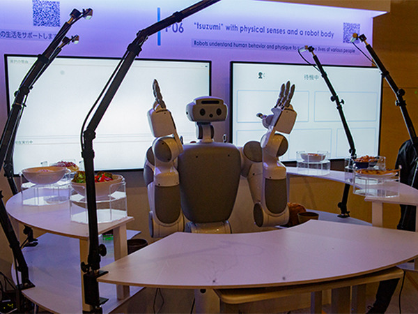 生成AI大規模言語モデルが人型ロボットを制御する連携デモを公開　NTT「tsuzumi」が身体感覚を持つロボットの物理的作業を制御