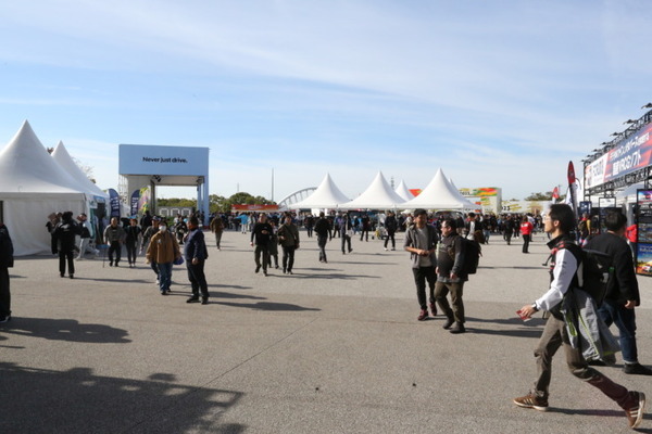WRC「ラリージャパン」開幕　豊田スタジアムに多くのファンが来場！写真で見るトップドライバー達の素顔、サービスパークや展示会場