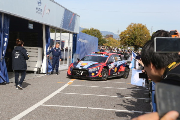 WRC「ラリージャパン」開幕　豊田スタジアムに多くのファンが来場！写真で見るトップドライバー達の素顔、サービスパークや展示会場