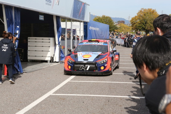 WRC「ラリージャパン」開幕　豊田スタジアムに多くのファンが来場！写真で見るトップドライバー達の素顔、サービスパークや展示会場