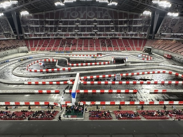 WRC「ラリージャパン」豊田スタジアム初の特設コースをラリーカーが激走！写真で見るジャンプ/ドリフト/熱戦の迫力