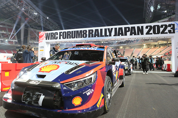 WRC「ラリージャパン」豊田スタジアム初の特設コースをラリーカーが激走！写真で見るジャンプ/ドリフト/熱戦の迫力