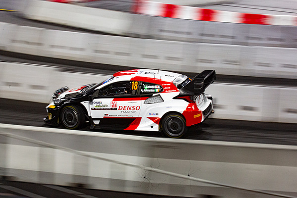 WRC「ラリージャパン」豊田スタジアム初の特設コースをラリーカーが激走！写真で見るジャンプ/ドリフト/熱戦の迫力