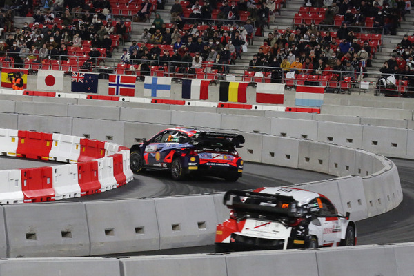 WRC「ラリージャパン」豊田スタジアム初の特設コースをラリーカーが激走！写真で見るジャンプ/ドリフト/熱戦の迫力