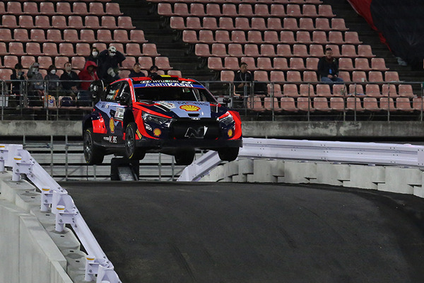WRC「ラリージャパン」豊田スタジアム初の特設コースをラリーカーが激走！写真で見るジャンプ/ドリフト/熱戦の迫力