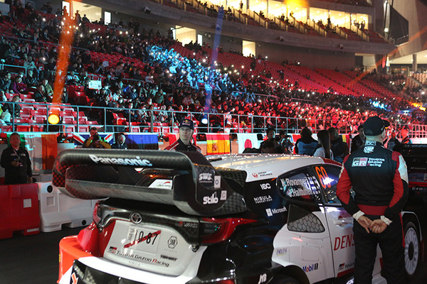 WRC「ラリージャパン」豊田スタジアム初の特設コースをラリーカーが激走！写真で見るジャンプ/ドリフト/熱戦の迫力