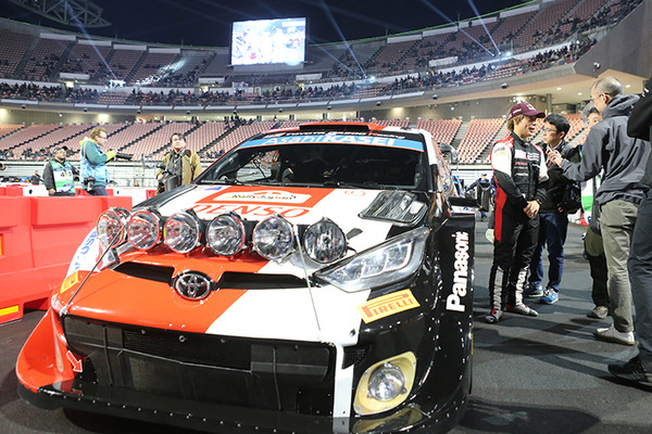 WRC「ラリージャパン」豊田スタジアム初の特設コースをラリーカーが激走！写真で見るジャンプ/ドリフト/熱戦の迫力