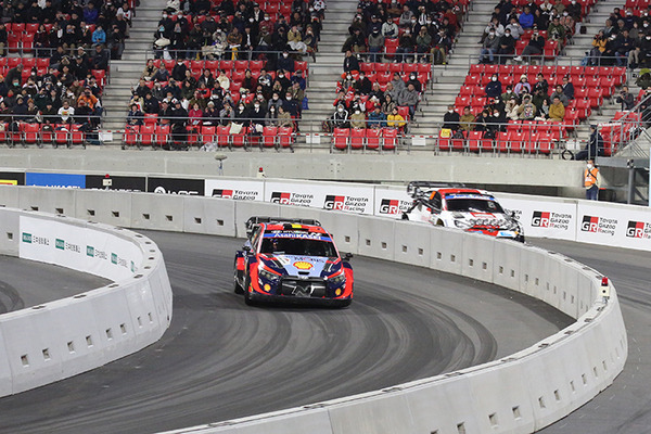 WRC「ラリージャパン」豊田スタジアム初の特設コースをラリーカーが激走！写真で見るジャンプ/ドリフト/熱戦の迫力