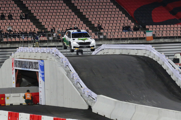 WRC「ラリージャパン」豊田スタジアム初の特設コースをラリーカーが激走！写真で見るジャンプ/ドリフト/熱戦の迫力