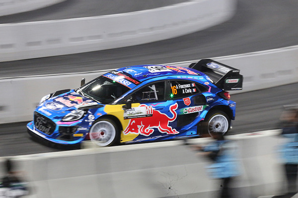 WRC「ラリージャパン」豊田スタジアム初の特設コースをラリーカーが激走！写真で見るジャンプ/ドリフト/熱戦の迫力