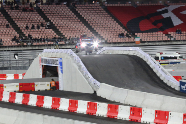 WRC「ラリージャパン」豊田スタジアム初の特設コースをラリーカーが激走！写真で見るジャンプ/ドリフト/熱戦の迫力