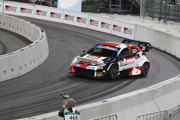 WRC「ラリージャパン」豊田スタジアム初の特設コースをラリーカーが激走！写真で見るジャンプ/ドリフト/熱戦の迫力