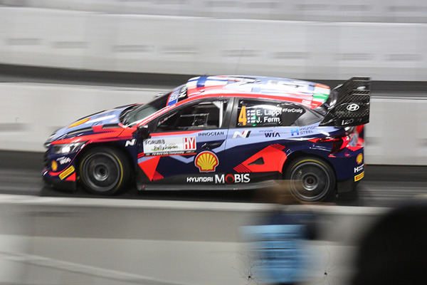 WRC「ラリージャパン」豊田スタジアム初の特設コースをラリーカーが激走！写真で見るジャンプ/ドリフト/熱戦の迫力