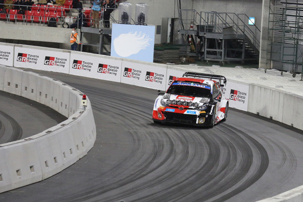 WRC「ラリージャパン」豊田スタジアム初の特設コースをラリーカーが激走！写真で見るジャンプ/ドリフト/熱戦の迫力